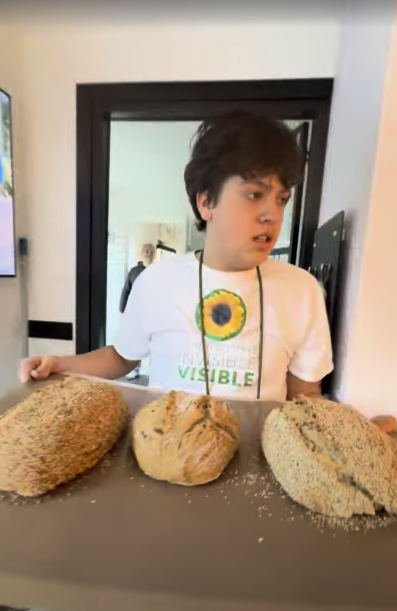Onze zoon met vers gebakken brood